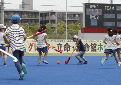 ホッケー教室にたくさんの小学生が参加してくれました。