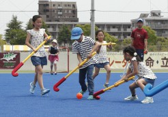 ホッケー教室にたくさんの小学生が参加してくれました。